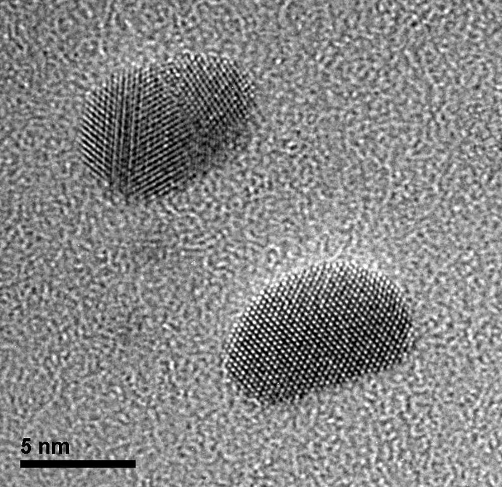 Lattice images of gold particles deposited on a Quantifoil carbon film
